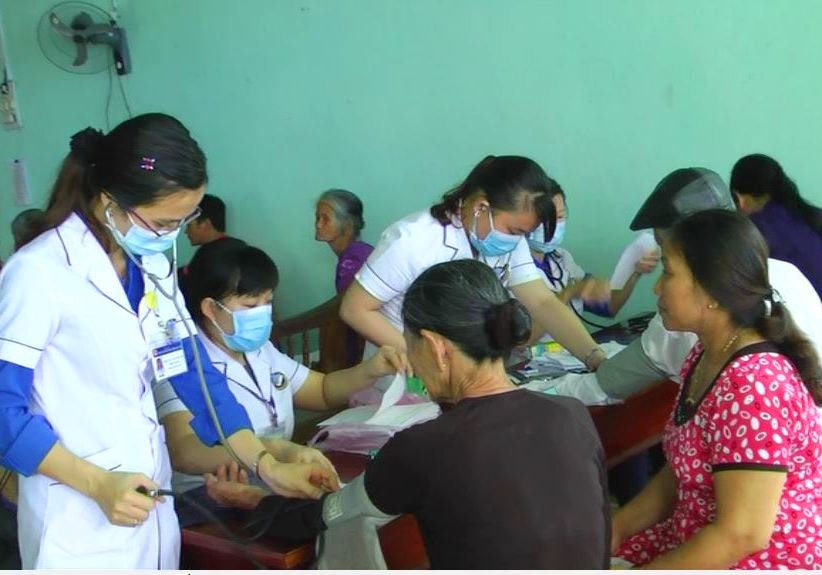 Khám bệnh cấp phát thuốc cho gia đình chính sách, người có công, thanh niên xung phong trên địa bàn xã Tiên Mỹ.
