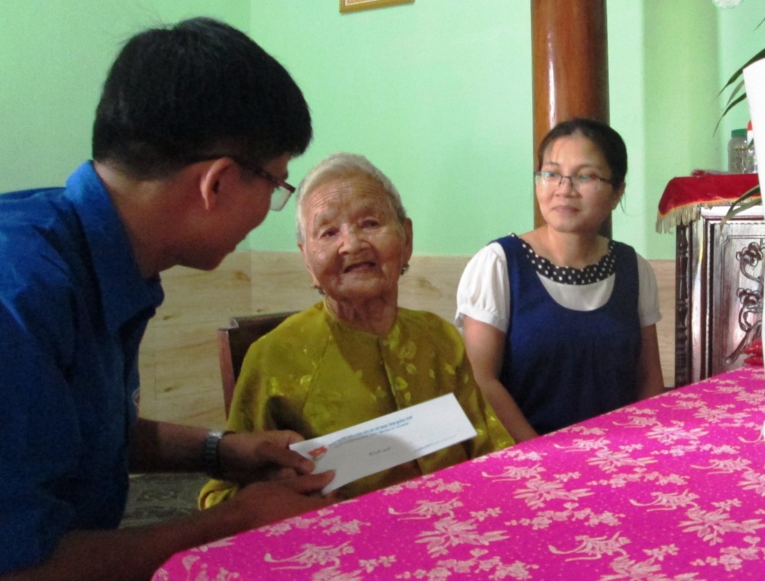 Thăm tặng quà và khám chữa bệnh cho Mẹ Việt Nam anh hùng Võ Thị Cửu, thôn 3, xã Tiên Phong.