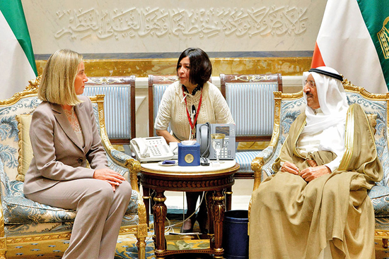 Bà Federica Mogherini (trái) trong cuộc gặp với Quốc vương Sheikh Sabah al-Ahmad Al-Sabah của Kuwait. Ảnh: AP