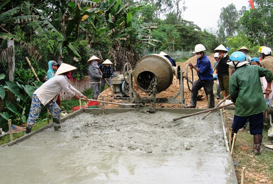 Do vốn ngân sách trung ương bố trí trễ nên quá trình thi công hạ tầng thiết yếu bị ảnh hưởng.Ảnh: VĂN SỰ