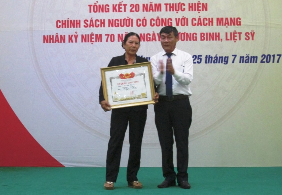 Lãnh đạo huyện Duy Xuyên trao bằng Tổ quốc ghi công cho thân nhân liệt sĩ Vũ Hoài Thanh. Ảnh: T.P