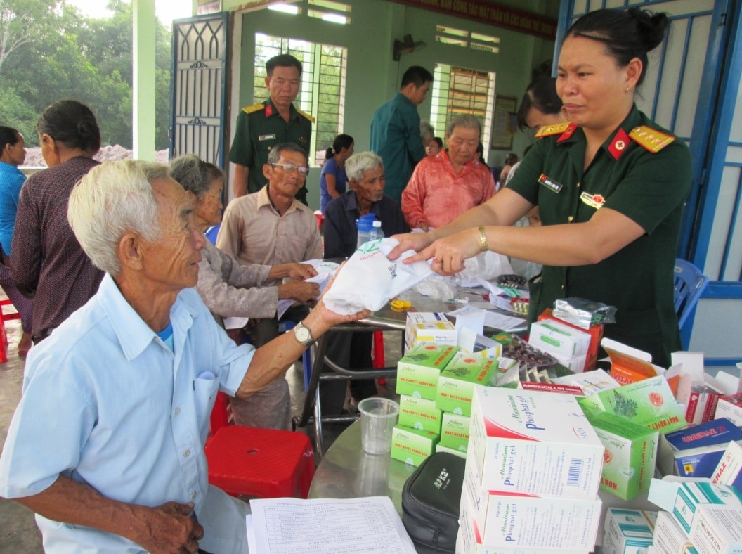 Duy Xuyên thường xuyên tổ chức các đợt khám bệnh, phát thuốc miễn phí cho người có công. Ảnh: HOÀI NHI