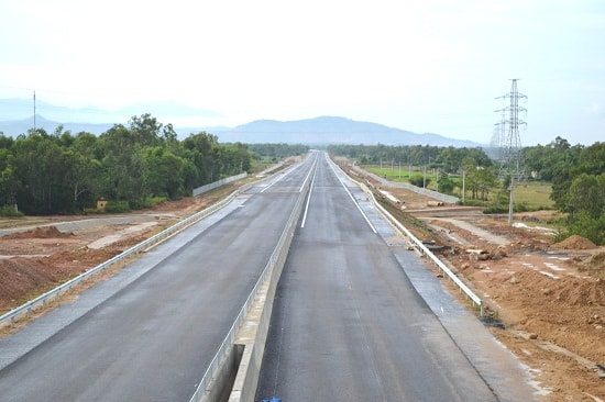 Đoạn tuyến cao tốc từ đồi Bồ Bồ (xã Điện Tiến, Điện Bàn) hướng ra Đà Nẵng. Ảnh: CÔNG TÚ