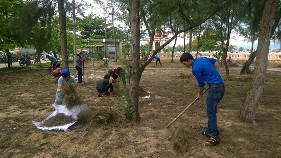 Các tầng lớp nhân dân phường Điện Dương tham gia dọn vệ sinh trước nghĩa trang liệt sĩ. Ảnh: N.TUẤN