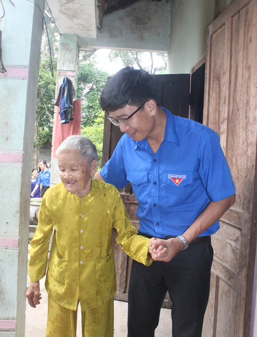 Phó Bí thư Tỉnh đoàn Nguyễn Xuân Đức đến thăm và chia vui cùng mẹ trong bữa cơm đoàn viên.