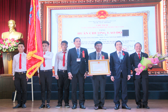 Phân hiệu Quảng Nam đón nhận Huân chương Lao động hạng Ba. Ảnh: N.Đ