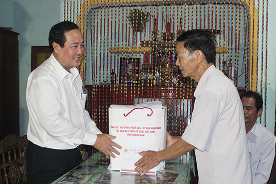 Phó Chủ tịch Thường trực UBND tỉnh Huỳnh Khánh Toàn thăm, tặng quà người có công tại Phú Ninh.