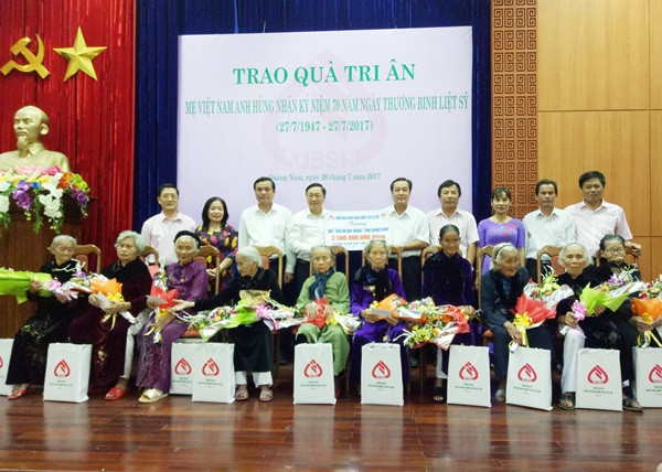 Ảnh: Ông Dương Quyết Thắng trao tặng 500 sổ tiết kiệm cho các Mẹ VNAH của tỉnh. Ảnh: N.Đ