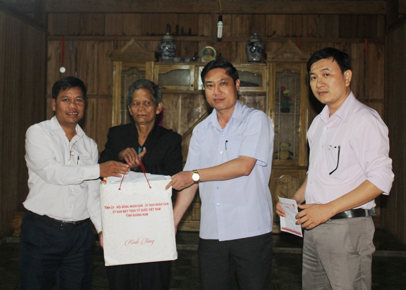 ông Phan Thái Bình, Phó trưởng đoàn Đại biểu Quốc hội tỉnh Quảng Nam tặng quà các gi đình có công.
