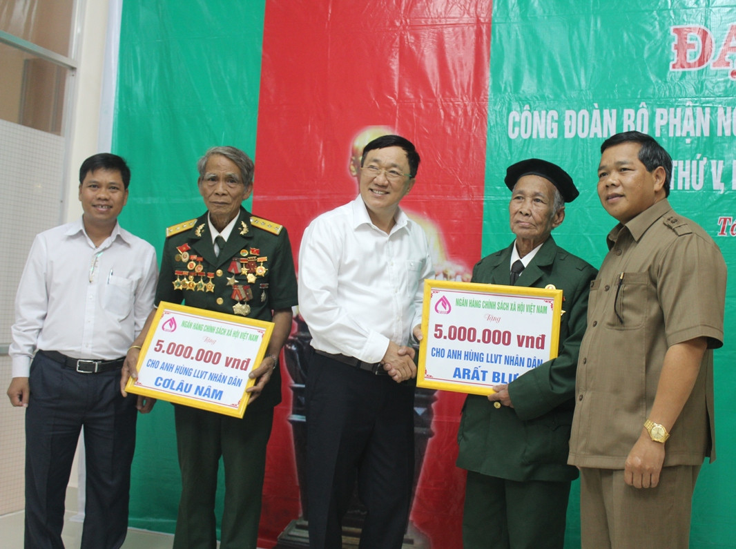 ông Dương Quốc Thắng, Tổng giám đốc Ngân hàng Chính sách xã hội Việt Nam ( giữa) tặng quà cho 2 AHLLVTND