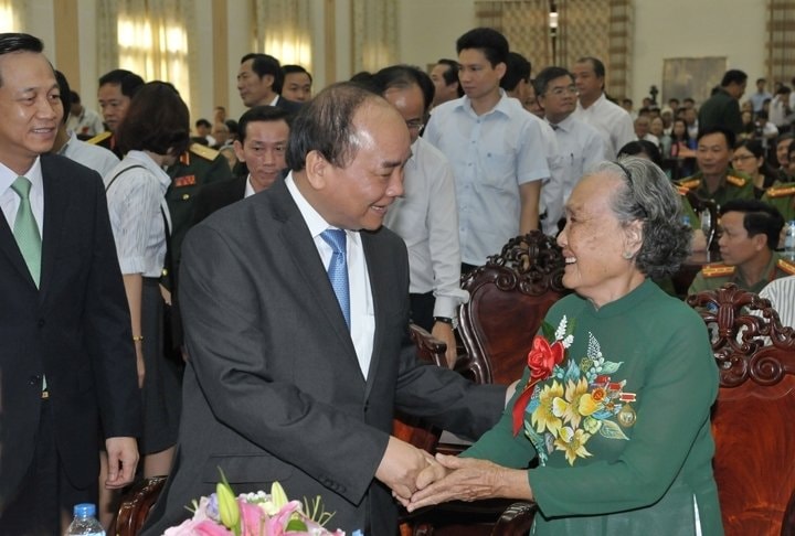 Thủ tướng Nguyễn Xuân Phúc thăm hỏi Bà mẹ Việt Nam Anh hùng Hồ Thị Đạt (tỉnh Gia Lai). Ảnh: ĐĂNG KHOA