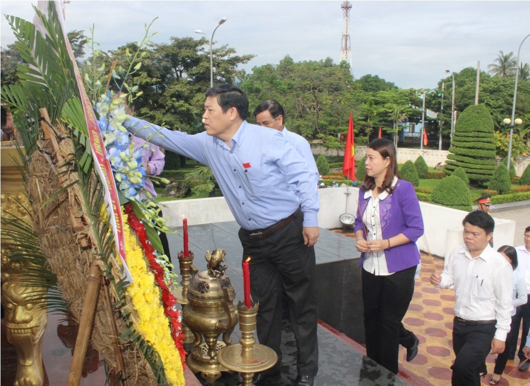 Viếng hương các anh hùng liệt sĩ tại huyện Núi Thành.