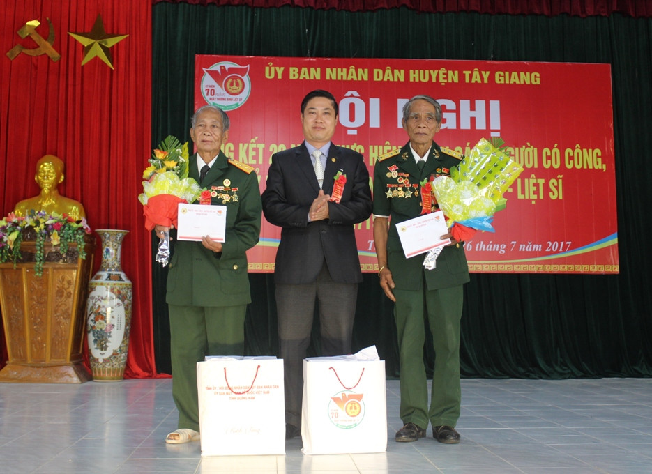 ông Phan Thái Bình, Phó trưởng Đoàn đại biểu Quốc hội tỉnh tặng quà cho 02 AHLLVTND Cơlâu Nâm và Arất Blư.
