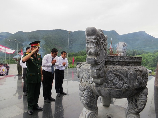 Đoàn công tác do Phó Bí thư Tỉnh ủy Phan Việt Cường dâng hương tại Tượng đài Chiến thắng Thượng Đức. Ảnh: HOÀNG LIÊN