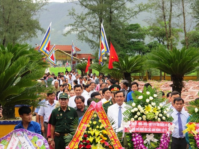 Tháng Bảy sôi nổi với dòng người gồm lãnh đạo tỉnh, huyện, xã và nhân dân đổ về Nghĩa trang liệt sĩ xã Đại Lãnh tri ân, tưởng niệm, Ảnh: HOÀNG LIÊN