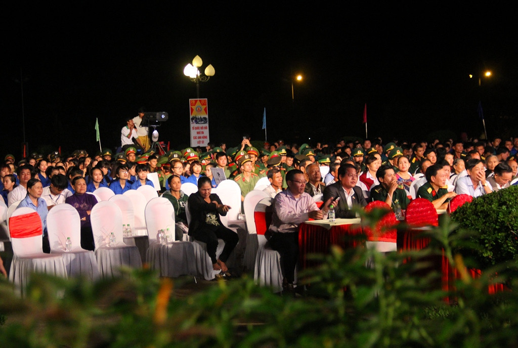 Rất đông người dân và tuổi trẻ Quảng Nam tham dự chương trình. Ảnh: A.N