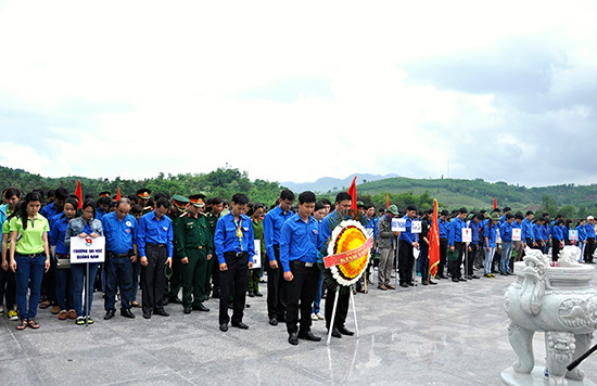 Tuổi trẻ Quảng Nam tổ chức “Hành quân về nguồn” tại Khu di tích Nước Oa (xã Trà Tân, huyện Bắc Trà My). Ảnh: VINH ANH