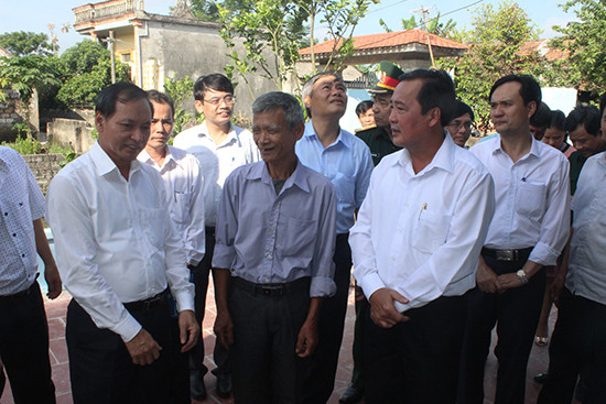 Lãnh đạo 2 tỉnh Quảng Nam – Thanh Hóa thăm hỏi gia đình cựu chiến binh Lê Văn Hội. Ảnh: D.LỆ