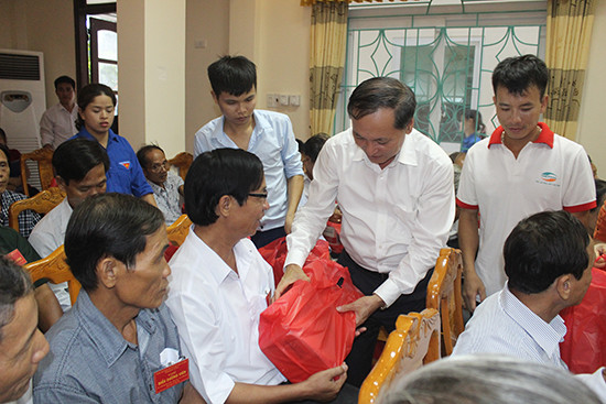 Phó Chủ tịch Thường trực UBND tỉnh Thanh Hóa Nguyễn Đức Quyền tặng quà người có công Quảng Nam.