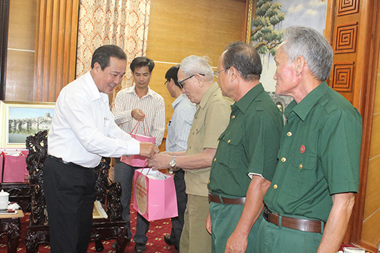 Phó Chủ tịch Thường trực UBND tỉnh Quảng Nam Huỳnh Khánh Toàn tặng quà những chiến sĩ ở Thanh Hóa từng chiến đấu tại Quảng Nam.