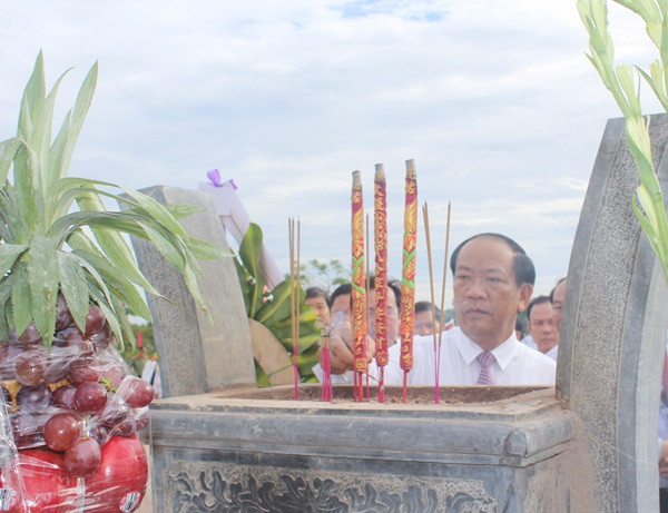 Ảnh:Chủ tịch UBND tỉnh Đinh Văn Thu dâng hương tưởng nhớ các Mẹ VNAH tại Tượng đài Mẹ VNAH. Ảnh: N.Đ
