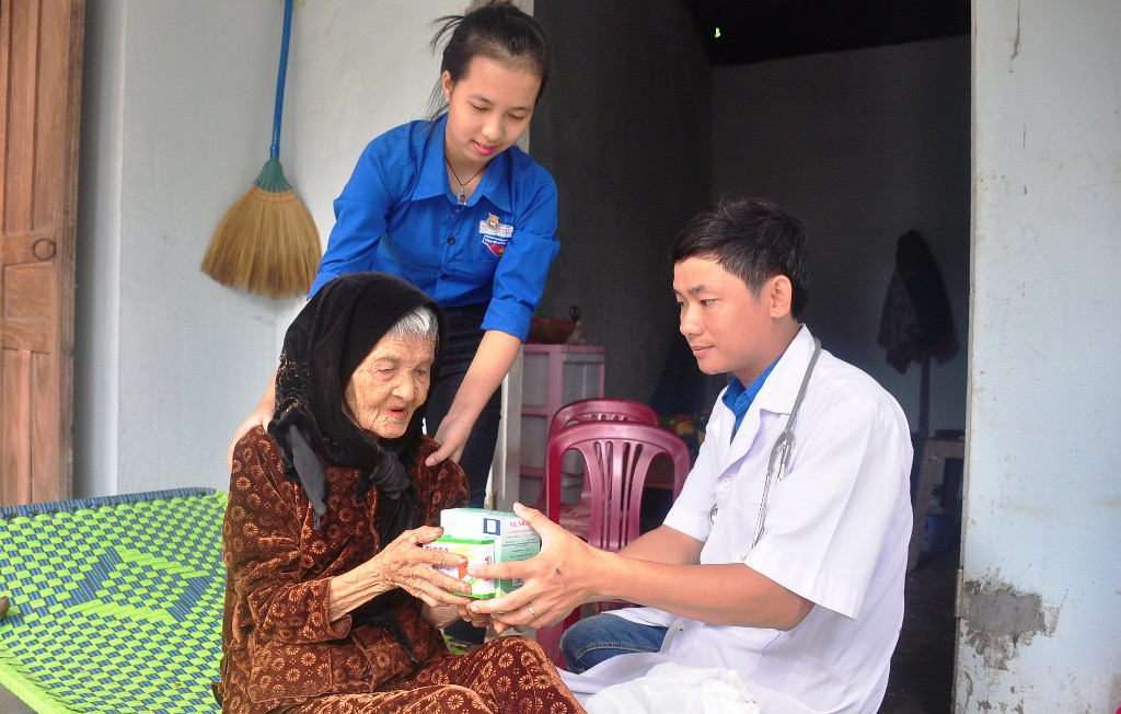 Khám và phát thuốc cho Mẹ VNAH Ngô Thị Hà (90 tuổi, xã Tam Đại). Ảnh: VINH ANH