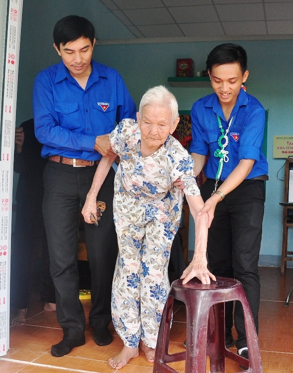 Tuổi trẻ Phú Ninh với Mẹ VNAH Ngô Thị Chi (96 tuổi, thôn Dương Lâm, xã Tam Dân). Ảnh: VINH ANH