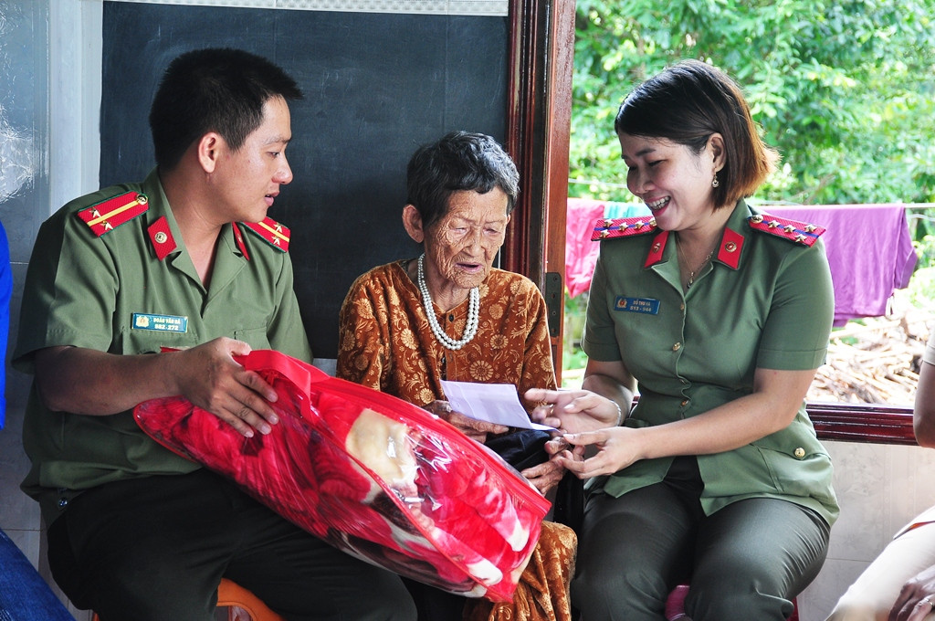 Tuổi trẻ Công an huyện Phú Ninh tặng quà cho Mẹ VNAH Trần Thị (87 tuổi, thôn Ngọc Giác). Ảnh: VINH ANH