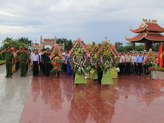 Đông đảo các đoàn lãnh đạo tỉnh, huyện Duy Xuyên và các đơn vị doanh nghiệp, cán bộ nhân dân huyện Duy Xuyên dự lễ viếng hương tri ân các anh hùng liệt sĩ