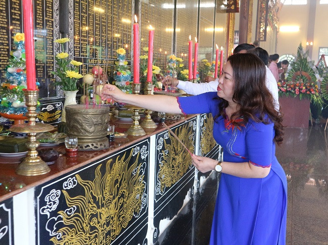 Trưởng ban dân vận tỉnh ủy Nguyễn Thị Thu Lan thắp hương tưởng niệm các anh hùng liệt sĩ