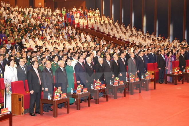 Các đồng chí lãnh đạo và nguyên lãnh đạo Đảng, Nhà nước cùng các đại biểu thực hiện nghi lễ chào cờ tại Lễ kỷ niệm. (Ảnh: Trí Dũng/TTXVN)