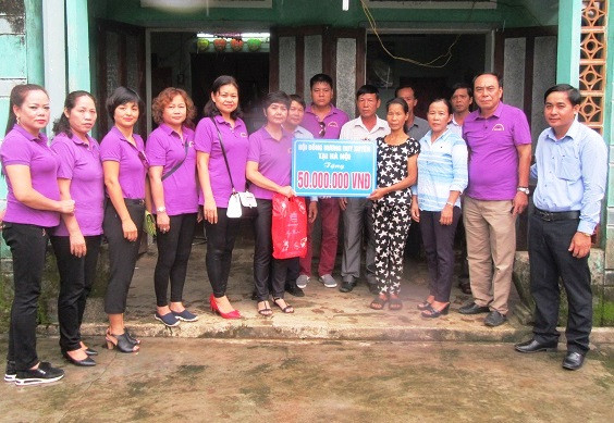 HĐH Duy Xuyên tại Hà Nội trao tặng số tiền 50 triệu đồng cho hộ bà Trương Thị Xí ở thôn Thu Bồn Đông xã Duy Tân