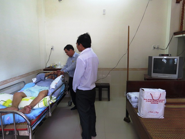 Lãnh đạo huyện Đại Lộc thăm và trao tặng quà cho bệnh binh. Ảnh: HOÀNG LIÊN