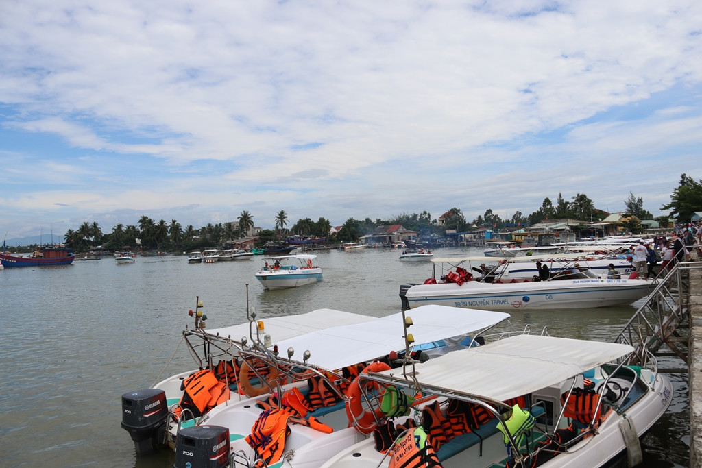 Bến tàu Cửa Đại có gần 200 phương tiện vận chuyển hành khách bằng đường thủy đi Cù Lao Chàm và một số địa điểm du lịch dọc sông Thu Bồn. Ảnh: T.C
