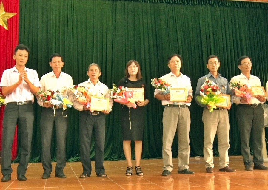 UBND huyện Phú Ninh cũng tổ chức trao huy hiệu “Vì sự nghiệp phát triển Quảng Nam” cho 7 cán bộ ưu tú. Ảnh: ĐẠO CÔNG