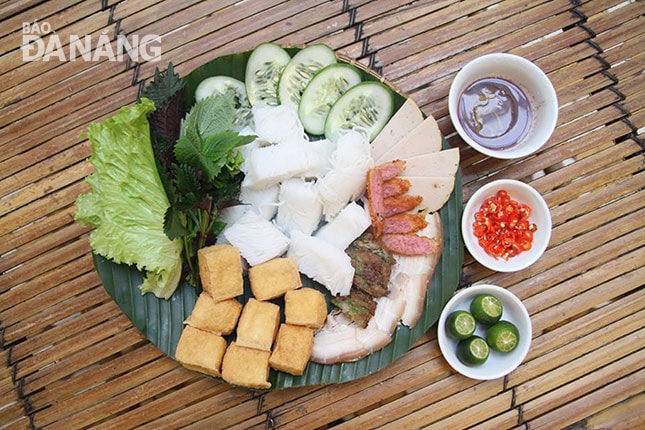 Bún đậu mắm tôm tại Cuội Quán được người chủ trẻ tỉ mẩn từ khâu chế biến đến bài trí, không chỉ ngon miệng mà còn “ngon mắt”. Ảnh: Thanh Tân