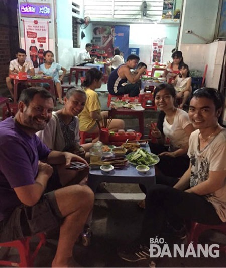 Không chỉ thu hút khách Việt, cả khách Tây cũng “phải lòng” quán bánh xèo Cô Mười. Ảnh: QUỲNH TRANG