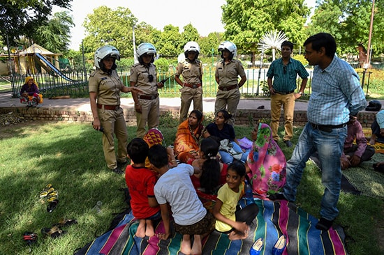 Đội nữ cảnh sát Jaipur tuyên truyền cho phụ nữ  về ý thức tố giác tội phạm. Ảnh: AFP