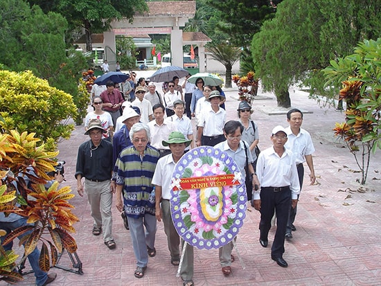 Đoàn Văn nghệ sĩ chiến trường khu V đến viếng và dâng hương tại Nghĩa trang liệt sĩ huyện Bắc Trà My.Ảnh: L.P.L.N