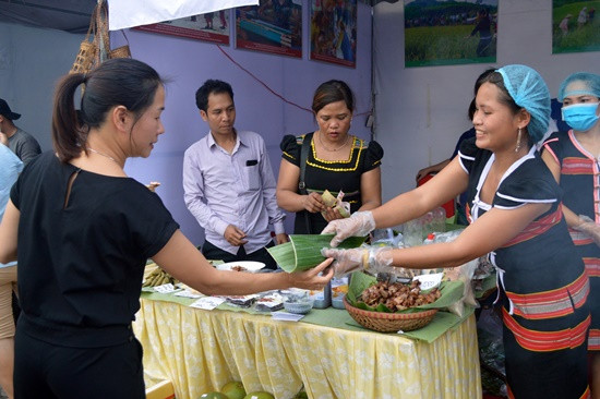 Rất đông người dân và du khách quan tâm đén gian hàng ẩm thực Cơ Tu