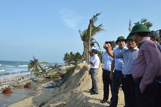 Quảng Nam là một trong nhiều địa phương bị ảnh hưởng từ biến đổi khí hậu.  TRONG ẢNH: Sạt lở bờ biển Cửa Đại, Hội An.