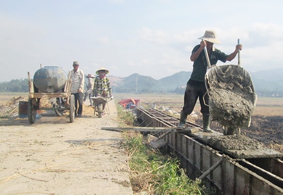 Nhiều xã xây dựng nông thôn mới chú trọng đầu tư thi công hệ thống kênh mương nhằm đảm bảo phục vụ sản xuất. Ảnh: H.N