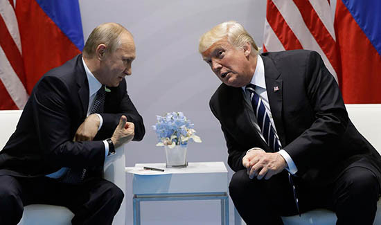 Tổng thống Putin và Tổng thống Trump bên lề hội nghị thượng đỉnh của nhóm G-20 tại Đức vào tháng 7 vừa qua. Ảnh: AP