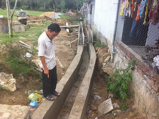 Mương thoát nước đang được xây dựng sau nhà các hộ dân thuộc Khu tái định cư CCN Chợ Lò. Ảnh: NGUYỄN ĐOAN
