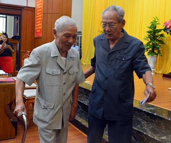 Nguyên Bí thư Đặc khu ủy Quảng Đà - Trần Thận (bên trái) trò chuyện cùng cộng sự một thời tại Đặc khu ủy bên lề hội thảo.