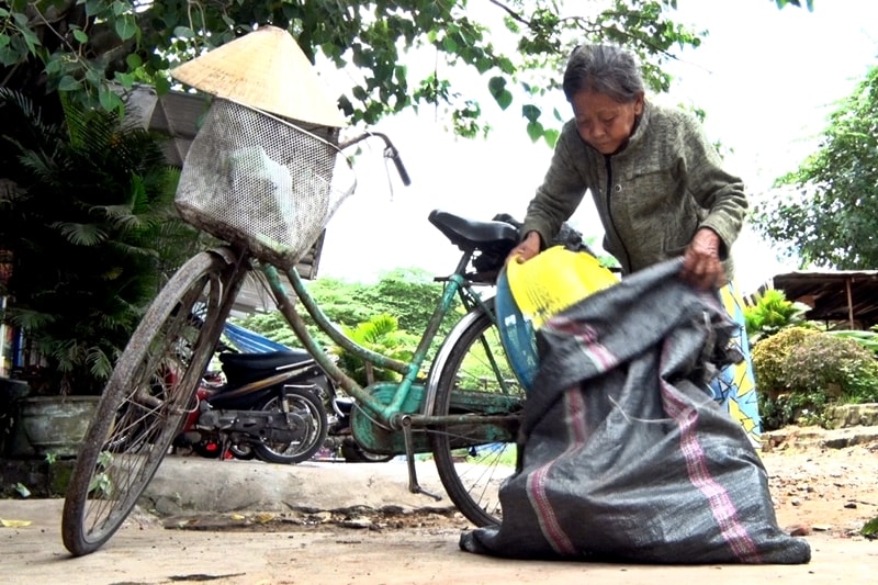 Bà Huỳnh Thị Phong phải nuôi 3 miệng ăn, lo thuốc thang cho bản thân bà và người chồng bệnh nặng từ thu nhập ít ỏi chỉ khoảng 20 ngàn đồng mỗi ngày