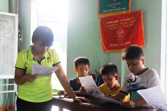 Lớp học tiếng Anh miễn phí của đoàn viên, thanh niên xã Bình Đào. Ảnh: Nguyễn Thảo