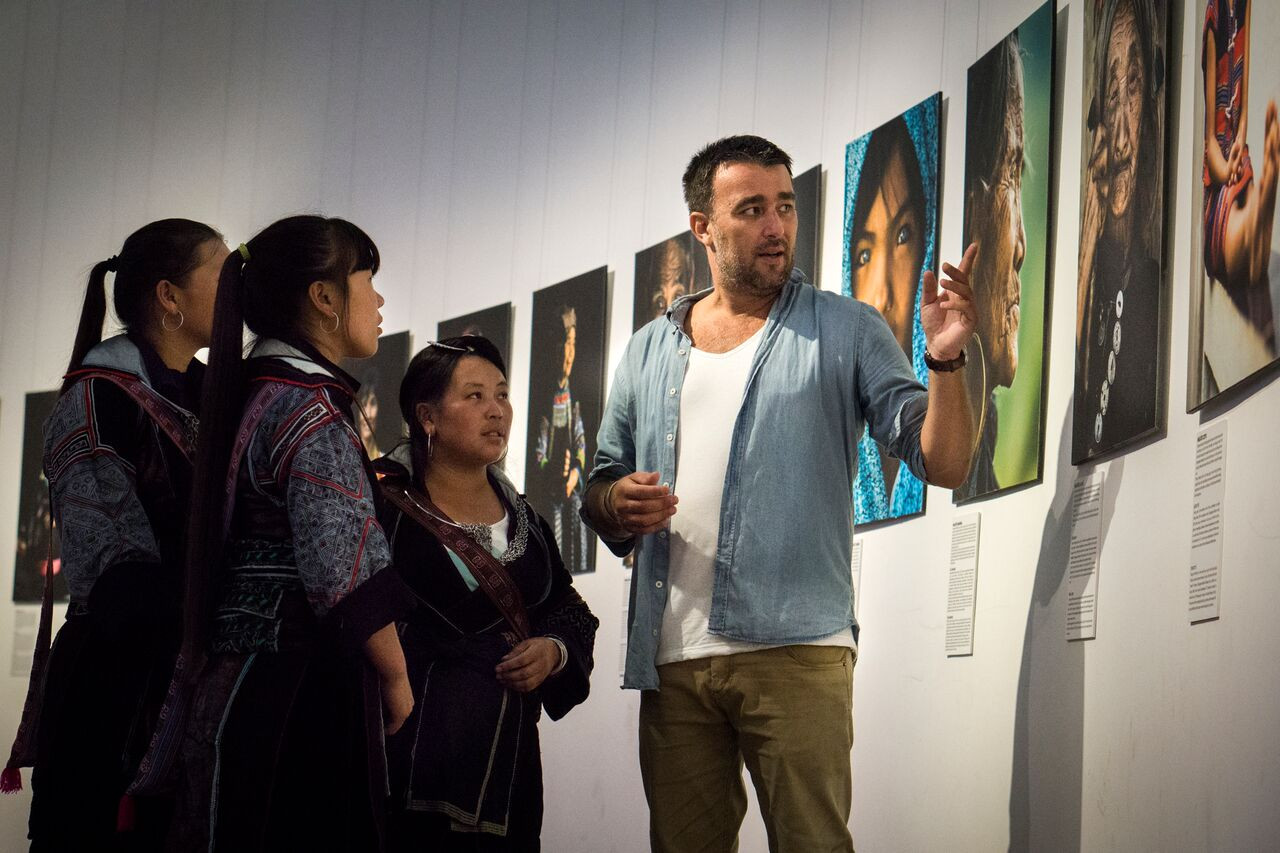 Nhiếp ảnh gia Réhahn hướng dẫn cho khách tham quan tại triển lãm. Ảnh: BTC cung cấp