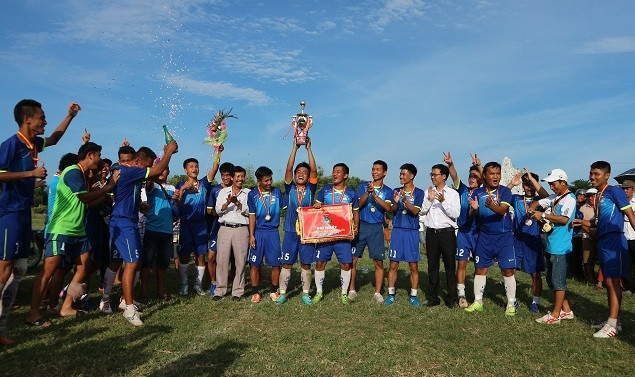 Đội bóng đá xã Duy Vinh ăn mừng chức vô địch