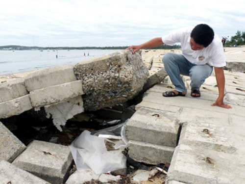 Kè chống sạt lở bờ biển thôn Tân Lập và thôn Thuận An bị hư hỏng từ nhiều năm trước. Ảnh: SỰ ĐẠO